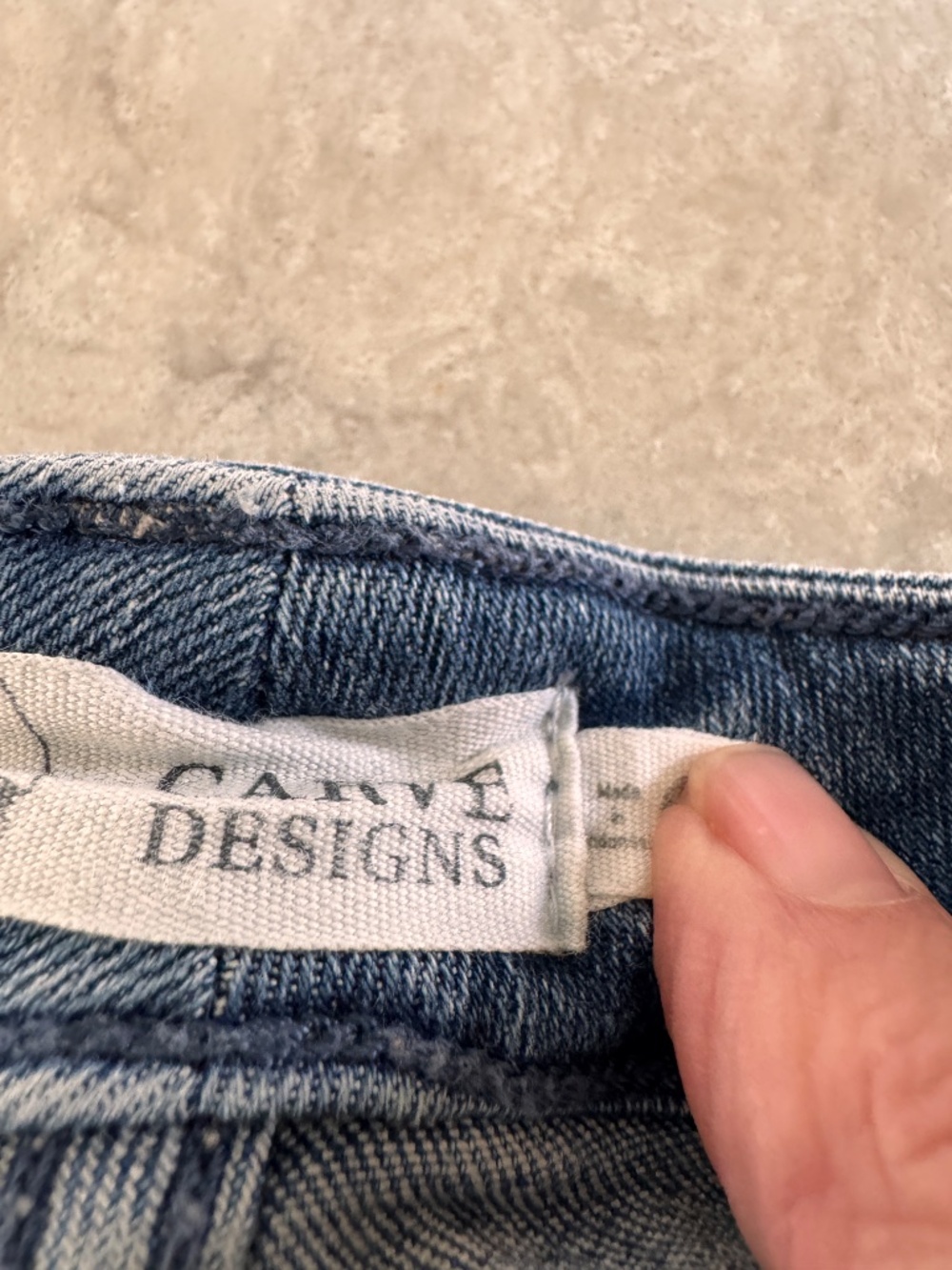 Carve Designs Light Wash Straight Leg Jeans Raw Hem Size Small - Picture 2 of 2
